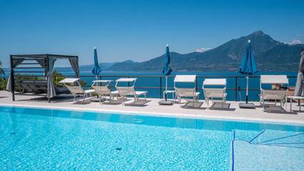 Ferienwohnung für 4 Personen, mit Pool und Garten sowie Seeblick und Ausblick in Torri del Benaco