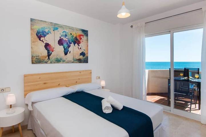Appartamento intero, Front Line Fuengirola Beach-Carvajal with terrace in La Capellania, Fuengirola