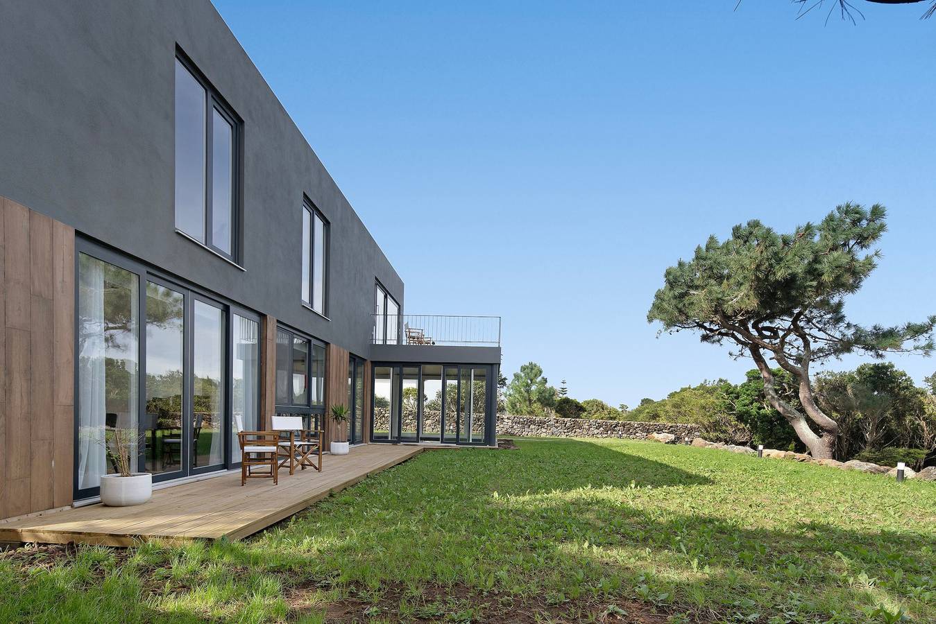 Ferienhaus "Rocha do Mar 1" mit Meerblick, Gemeinschaftspool und Wlan in Biscoitos, Terceira (Azoren)