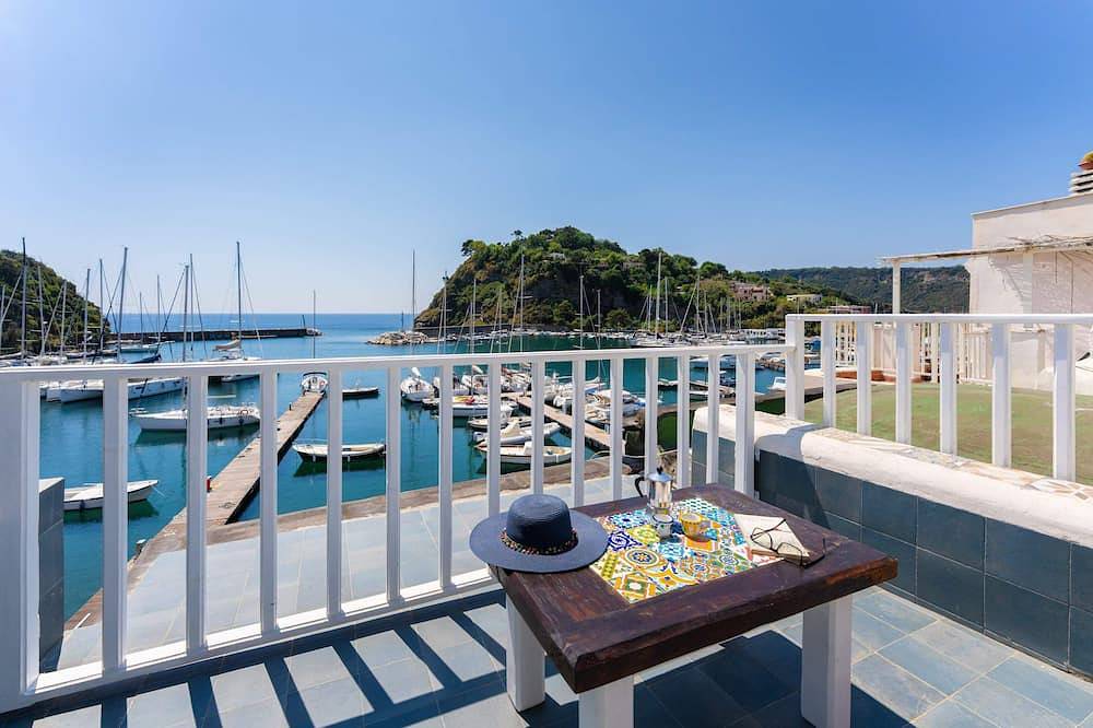 Entire apartment, La Casa di Fenia - One Bedroom Apartment, Sleeps 4 in Procida, Naples Province