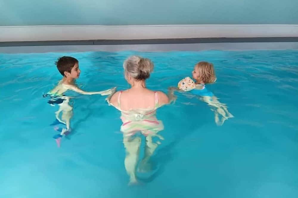 Gite Troubadour 10p piscine intérieure chauffée, jardin clôturé, idéal familles in Audinghen, Région de Boulogne-sur-Mer