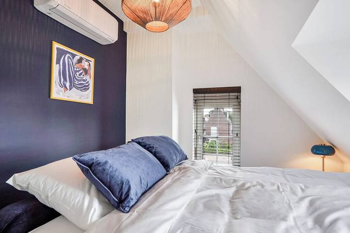 Ganze Wohnung, Genießen Sie ein stilvolles 50m² Apartment für zwei im Herzen von Velden. Es verfügt über ein bequemes Queen-Size-Bett, eine private Küche, einen Smart-Tv, Klimaanlage, schnelles Wlan und einen gemeinsamen Balkon. Es ist eine ideale Basis für Freizei in Velden, Limburg (Niederlande)