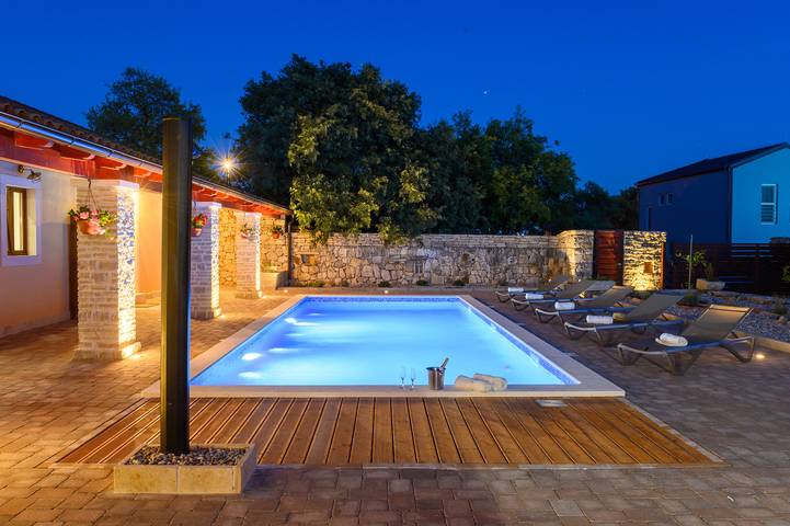 Villa pour 10 personnes, avec vue ainsi que jardin et piscine à Biograd na Moru