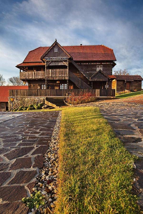 Vakantiehuis voor 6 personen, with uitzicht and uitzicht op het meer as well as tuin and zwembad in Midden-Kroatië