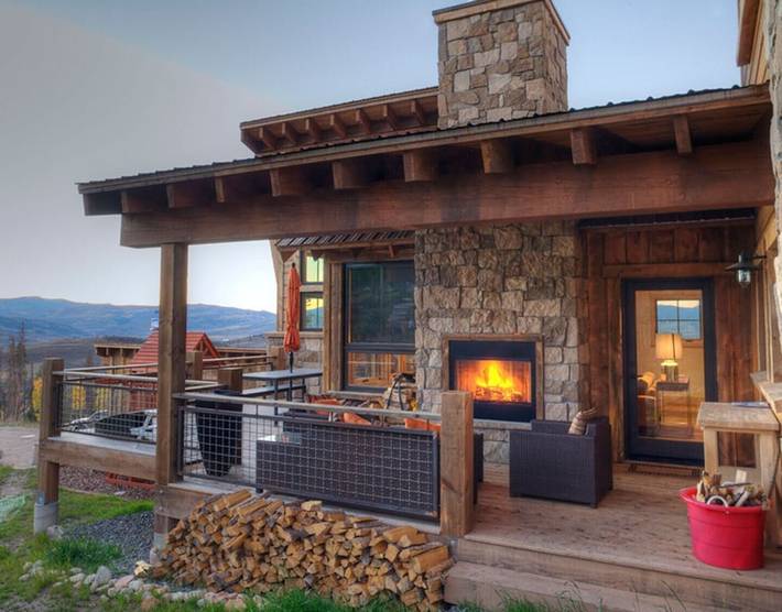 Vacation rental for 11 people, with pool and hot tub as well as yard in Granby