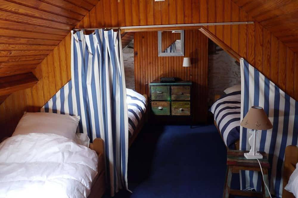 Traditional house 1 km from the beach - 4 guests in Locmaria, Côte des Mégalithes