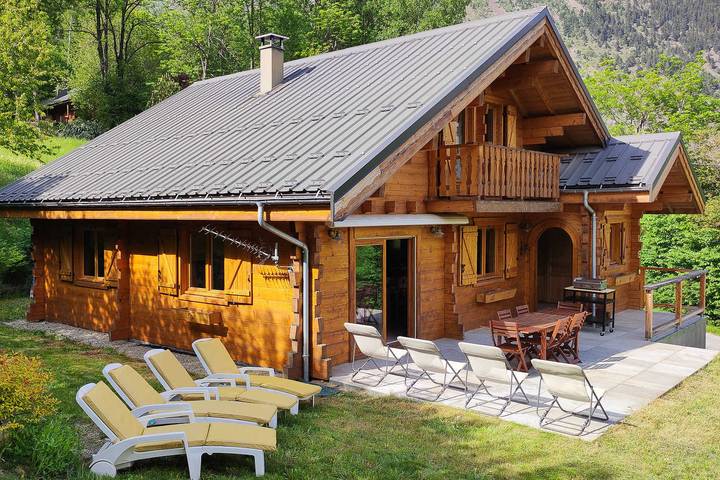 Gîte pour 6 personnes, avec terrasse ainsi que piscine et jardin à Le Freney-d'Oisans