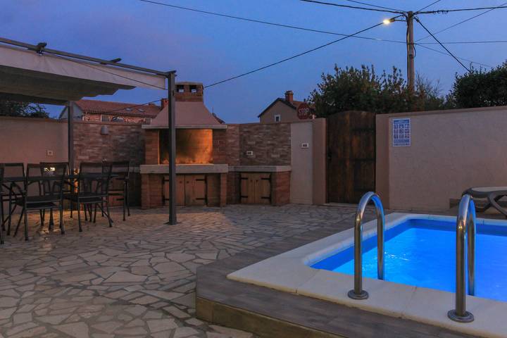 Ferienhaus für 12 Personen, mit Terrasse und Pool sowie Garten, mit Haustier in Sisan - 3