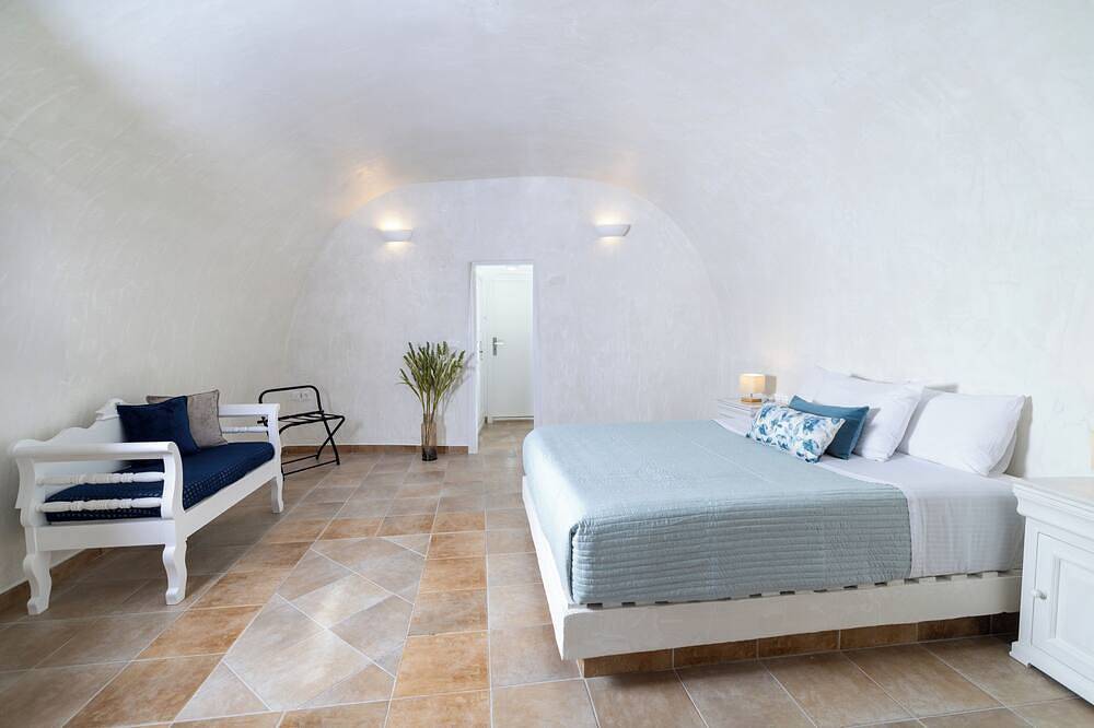 Deluxe Cave Villa with outdoor Hot Tub and Caldera View in Ormos Ammoudiou, Oia