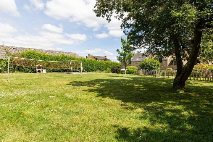 Gîte pour 4 personnes, avec terrasse ainsi que jardin et piscine à Ambon - 3