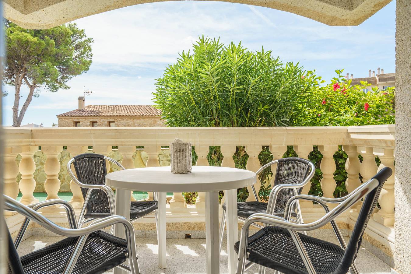 Apartamento entero, Apartamento 'Apartamento Flora' con piscina compartida, terraza privada y Wi-Fi in Cala Rajada, Capdepera