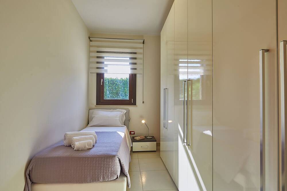 Elegant family villa,big heated pool,400 mt. to the sea, garden, bbq,free wi-fi. in Ragusa, Ragusa Province