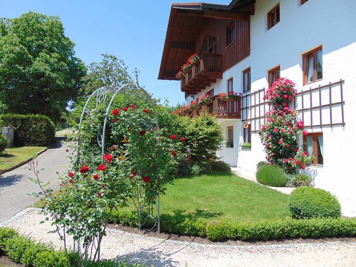 Ganze Ferienwohnung, Ferienwohnung Ingrid - Ferienwohnung, 55 qm Obergeschoss, 1 separates Schlafzimmer in Bad Endorf, Chiemsee