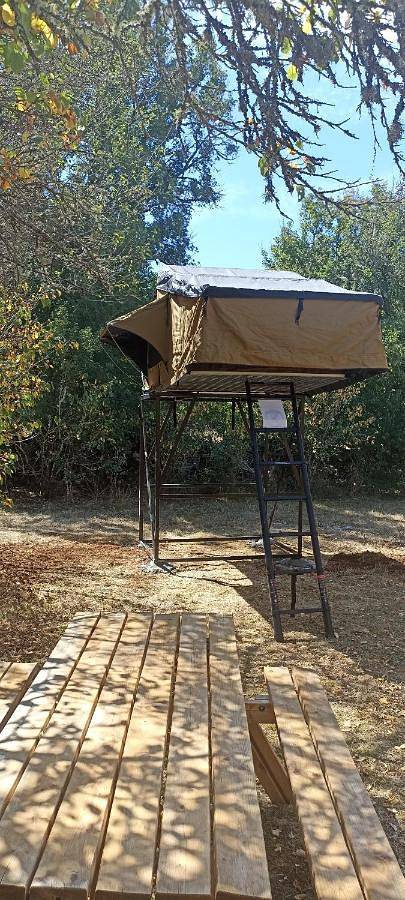 Location de vacances pour 2 personnes, avec jardin ainsi que vue et piscine à Grèzes (Lot)