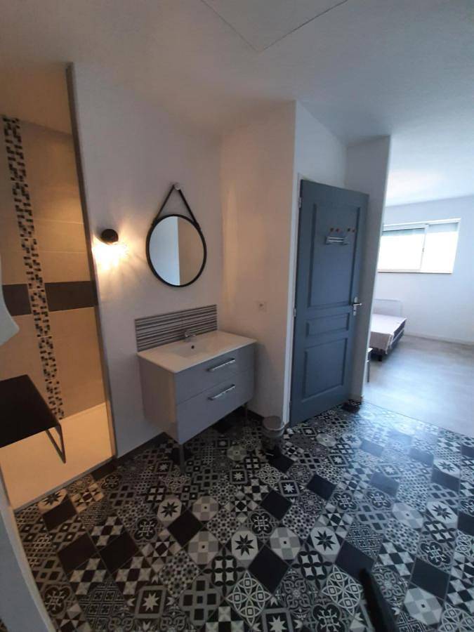 Location de vacances pour 31 personnes, avec terrasse ainsi que vue et jardin à Chambretaud - 3