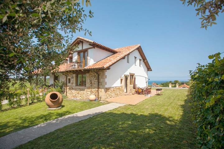 Casa rural para 8 personas, con Balcón y Terraza además de Jardín y Vistas en San Vicente de la Barquera