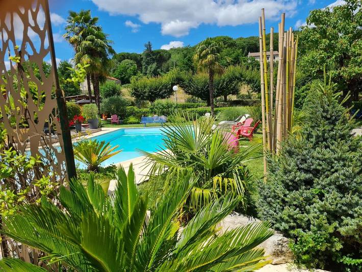 Location de vacances pour 3 personnes, avec Terrasse et Jardin ainsi que Piscine et Vue à Lamagdelaine
