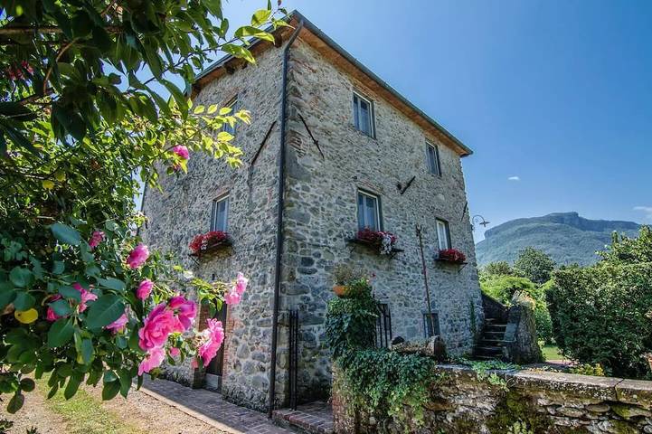 Agriturismo con Fattoria sulle colline di Barga: Casa Chioi in Barga, Parco Regionale delle Alpi Apuane