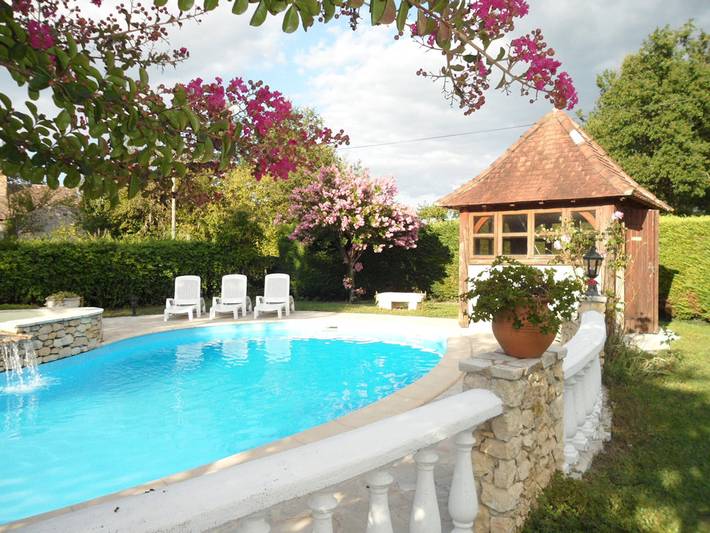 Gîte pour 6 personnes, avec terrasse ainsi que piscine et jardin à Conne-de-Labarde