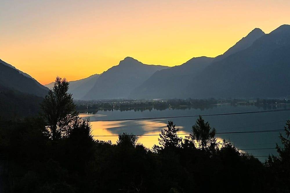Lake house, lodge style, private beach and indoor bicycle path. in Anfo, Gardasee-Berge
