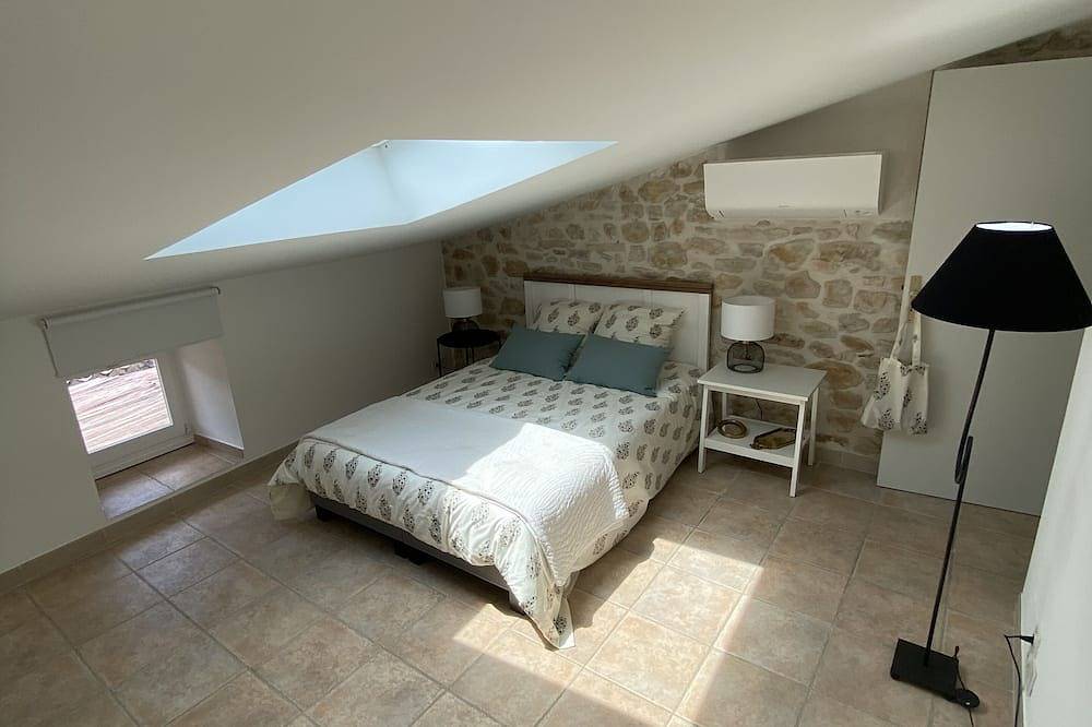 Charming house 800 m from the river with terrace and courtyard. in Cornillon, Nimes und Umgebung