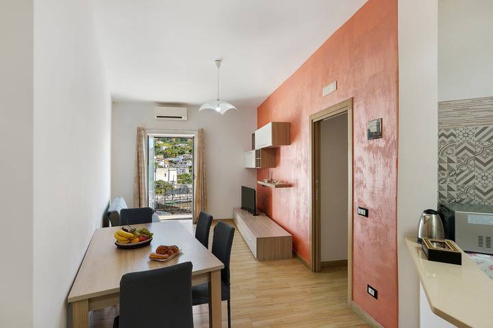 Entire apartment, Holiday Home 'Iris's House' with Sea View, Wi-Fi and Air Conditioning in Forio, Ischia