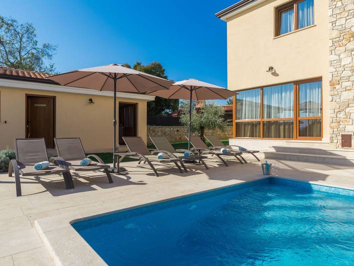 Ferienhaus für 8 Personen, mit Terrasse und Pool sowie Ausblick und Garten - 1
