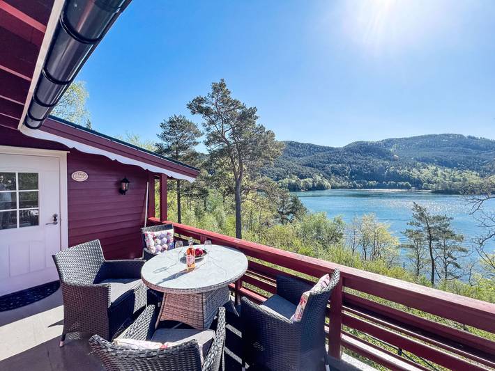 Ferienhaus für 4 Personen, mit Balkon und Terrasse sowie Garten und Ausblick auf Tysnes