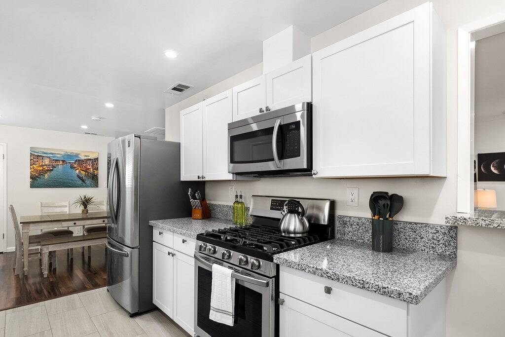 Pristine Upgraded 3B/2Bth w Easy Access to in Fresno, Fresno County