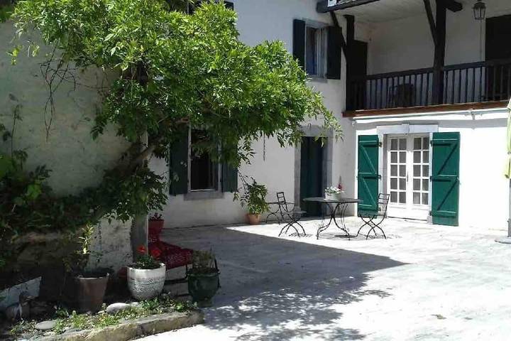 Gîte pour 4 personnes, avec jardin ainsi que vue et terrasse à Eysus