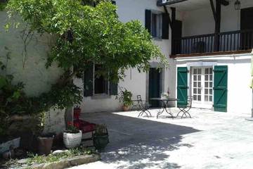 Gîte pour 4 personnes, avec vue ainsi que jardin et terrasse à Eysus