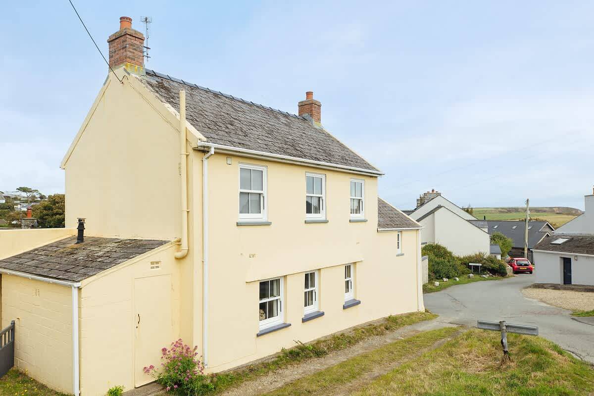 Charming Upper Solva Cottage by Beaches & Harbour in Solva, Pembrokeshire
