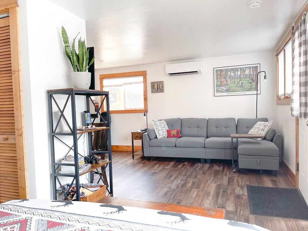 Ganze Wohnung, Brand New, ein gemütliches Studio für 2 Personen mit Blick auf den historischen Yellowstone Arch in Gardiner, Absaroka Range