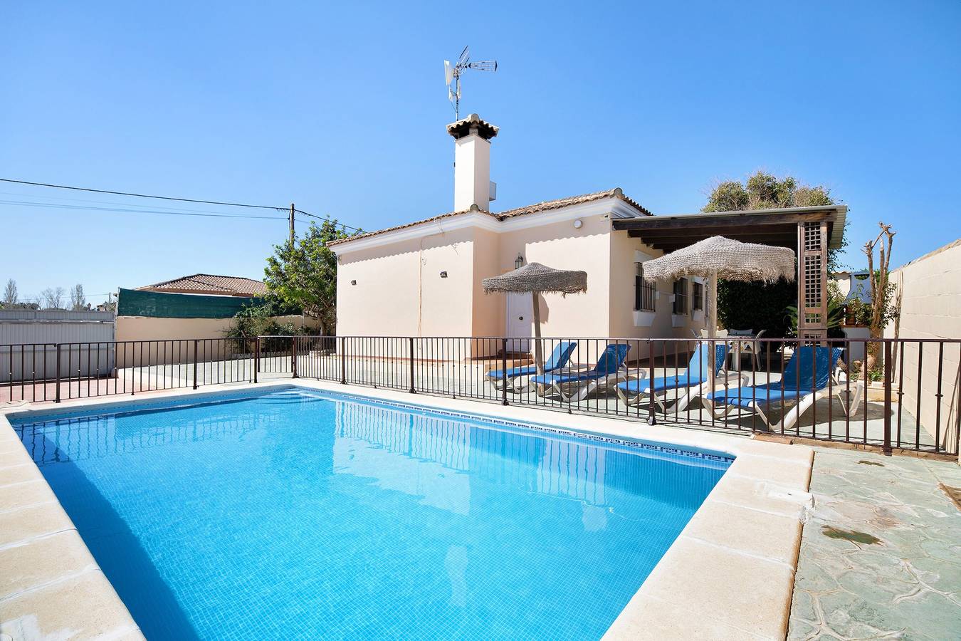 Casa de Férias "La Arbolada, Chalet Chiclana" com Piscina Privada e Wi-Fi in Pago del Humo, Chiclana de la Frontera