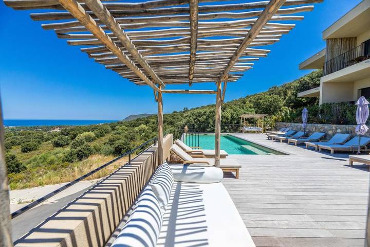 Appart’hôtel pour 4 personnes, avec Balcon et Terrasse ainsi que Jardin et Piscine
