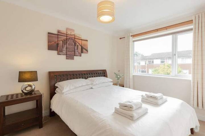 Geräumige 3-Bett-Stadthaus, 5 Minuten zu Fuß von Bracknell Town Center und Station in Bracknell, Berkshire