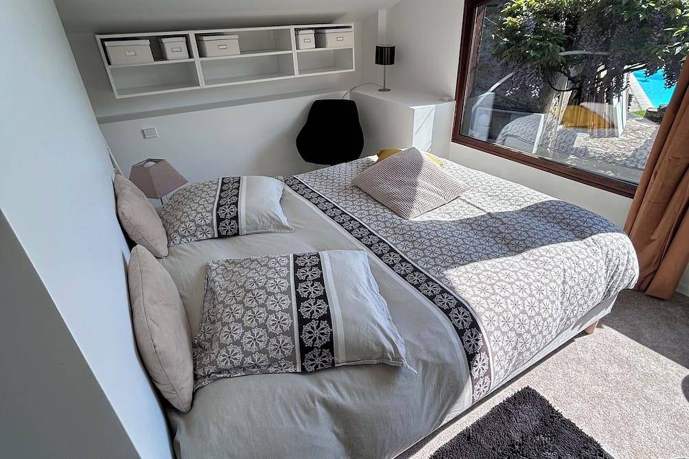Chambre et salon dans maison en pierre in Morêtel-de-Mailles, Crêts-en-Belledonne