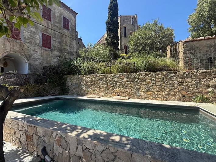 Location de vacances pour 12 personnes, avec piscine ainsi que vue et terrasse à Cateri