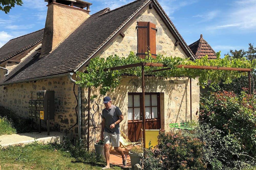 Ancien fournil rénové au cœur d'un village du causse proche des grands sites in Lentillac-du-Causse, Quercy