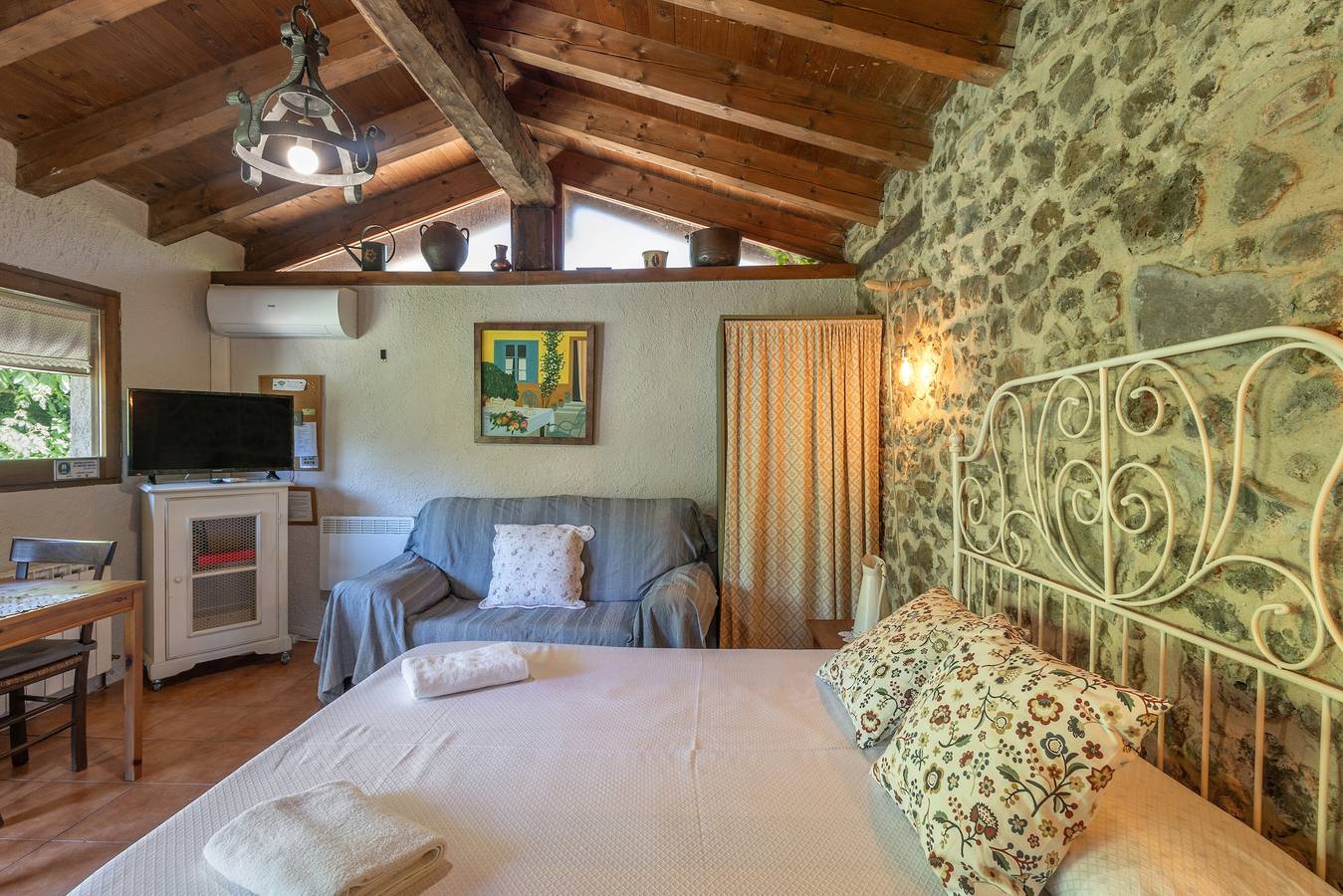 Cabana de Mas Violella – Charmante Unterkunft mit Ausblick, viel Licht, Klimaanlage & Wlan in Sant Joan les Fonts, Naturpark Zona Volcànica de la Garrotxa