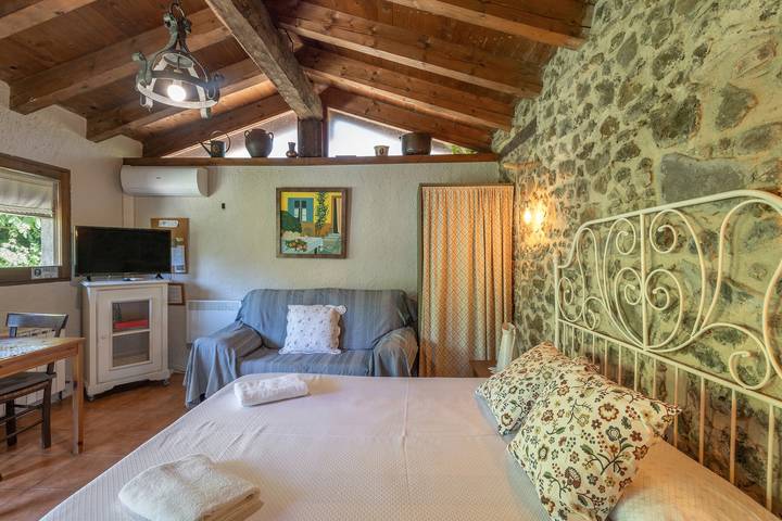 Cabana at Mas Violella: Charm, Views, and Natural Light. Air Conditioning & Wi-Fi in Sant Joan les Fonts, Naturparken Zona Volcànica de la Garrotxa