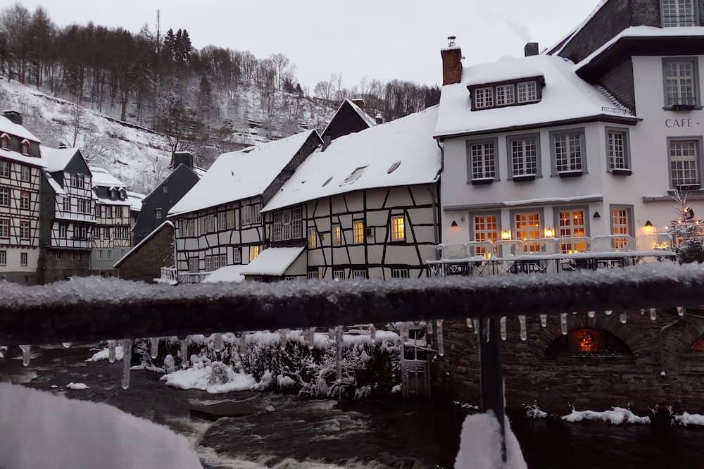 Geheel appartement, Relaxen (sauna) in eeuwenoud vakwerkhuis, idyllisch a.d. Rur midden in Altstadt in Monschau, Naturpark Hohes Venn-Eifel