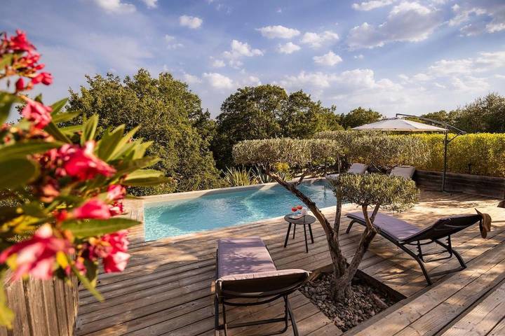 Location de vacances pour 8 personnes, avec piscine ainsi que jardin et vue à Saint-Alban-Auriolles - 3