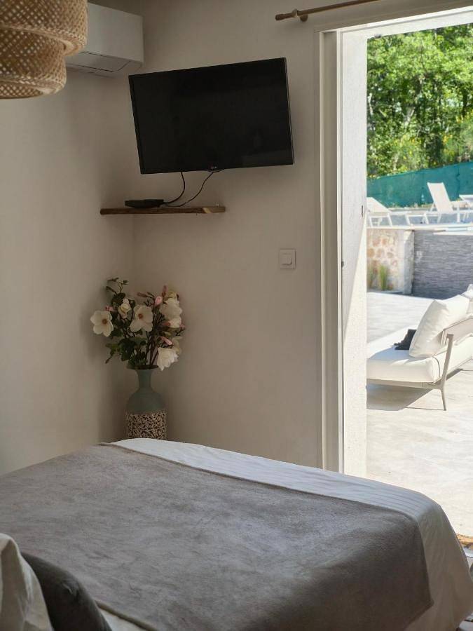 Location de vacances pour 2 personnes, avec terrasse et piscine ainsi que jardin et vue à Mons (Var) - 2