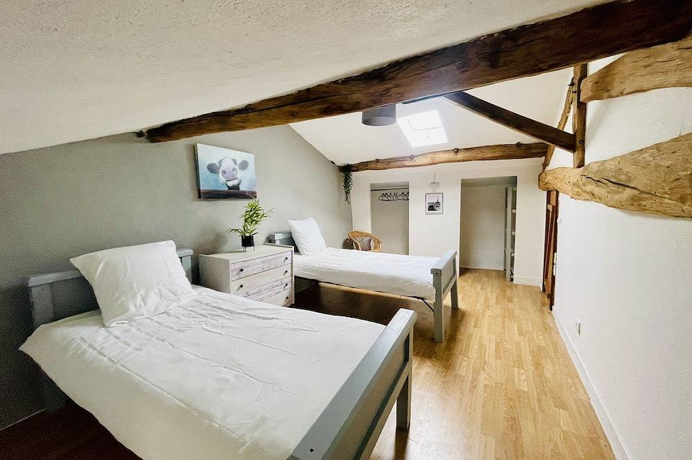 Perfect spacious country retreat with large pool and activity barn in La Chapelle-Pouilloux, Région de Niort
