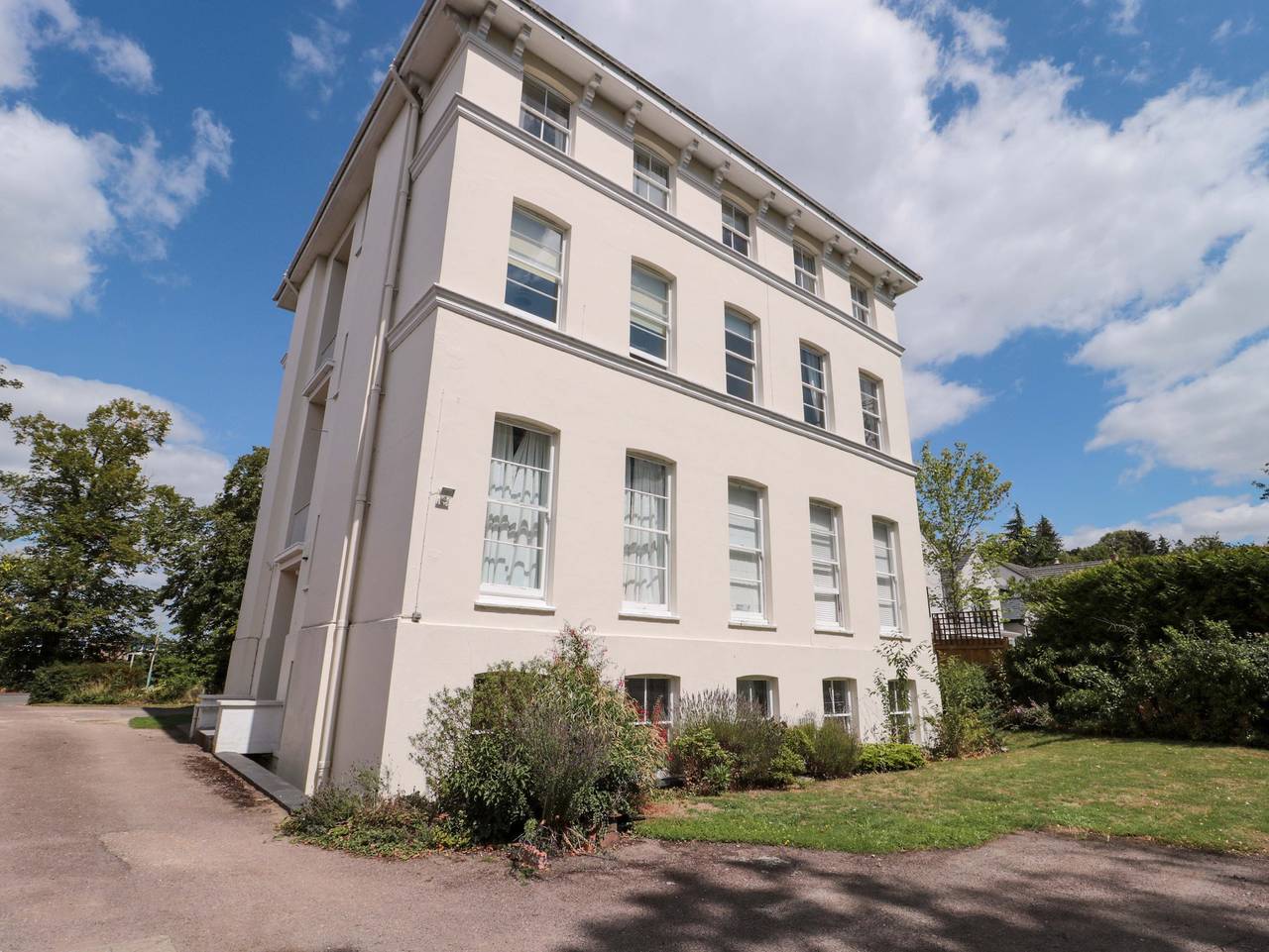 Flat 2 Battledown Grange in Cheltenham, Gloucestershire