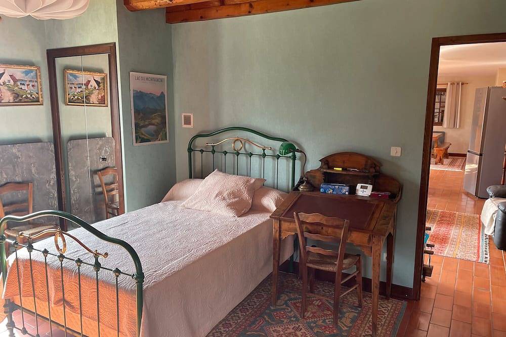 Entire apartment, Apartment 'La Ferme De 1876' with Mountain View, Shared Garden and Wi-Fi in Marignier, Bonneville region