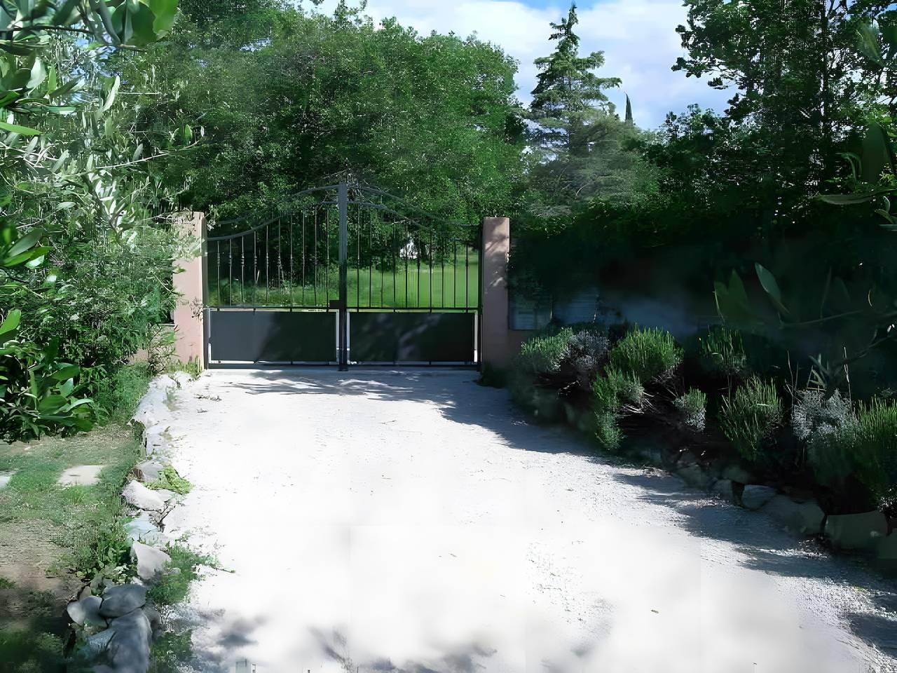Gîte l'oliveraie tranquilo y sombreado in Ruoms, Ardèche