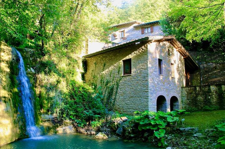 Gîte pour 8 personnes, avec Balcon et Jardin à Fabriano