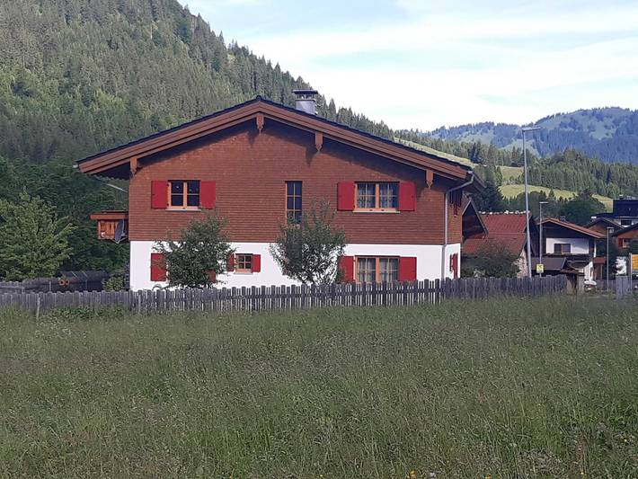 Ferienwohnung für 4 Personen, mit Balkon und Ausblick in Schattwald - 2